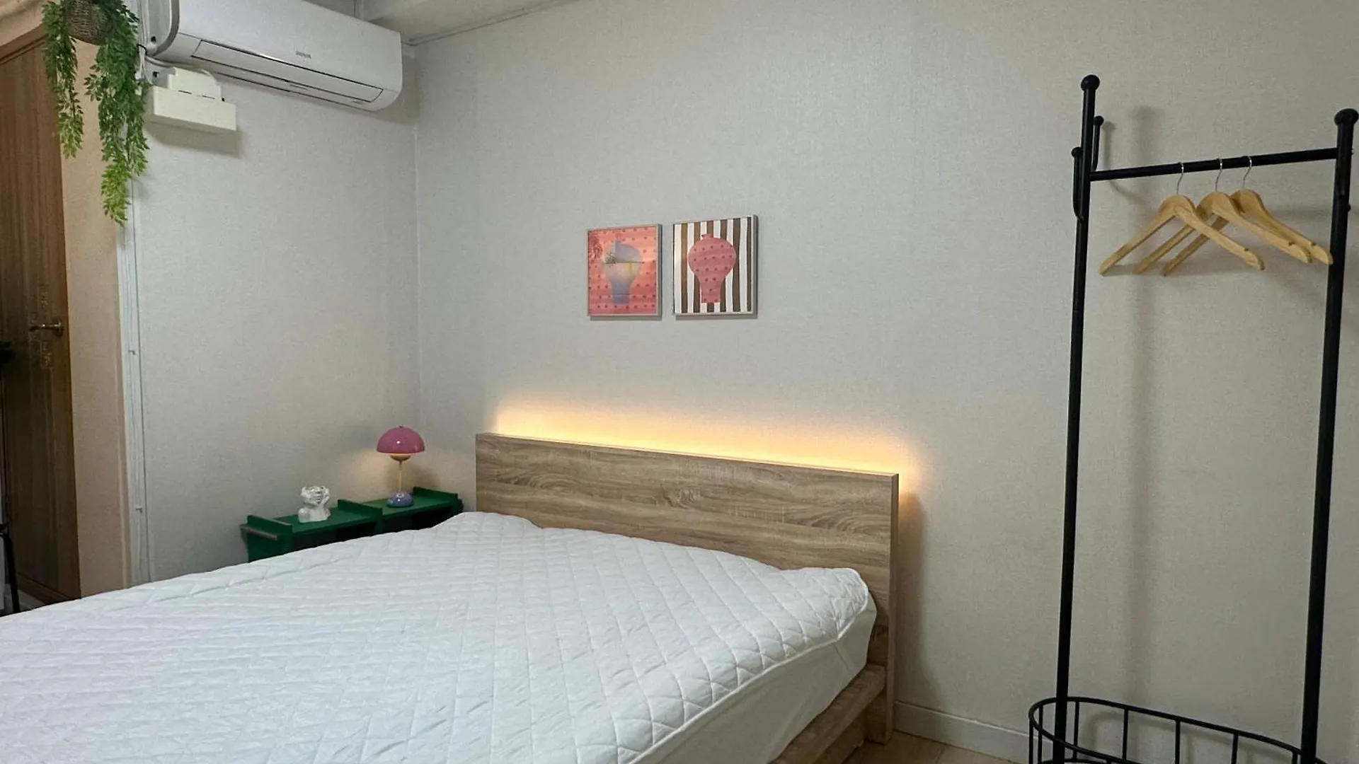 Stay Green, 7 Minutes Walk From Hongdae Entrance Station And Shinchon Station, Spacious Separate Studio Seoul 0*,  South Korea