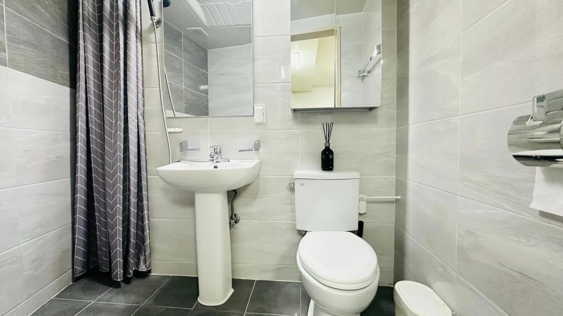 Stay Green, 7 Minutes Walk From Hongdae Entrance Station And Shinchon Station, Spacious Separate Studio Seoul Apartment