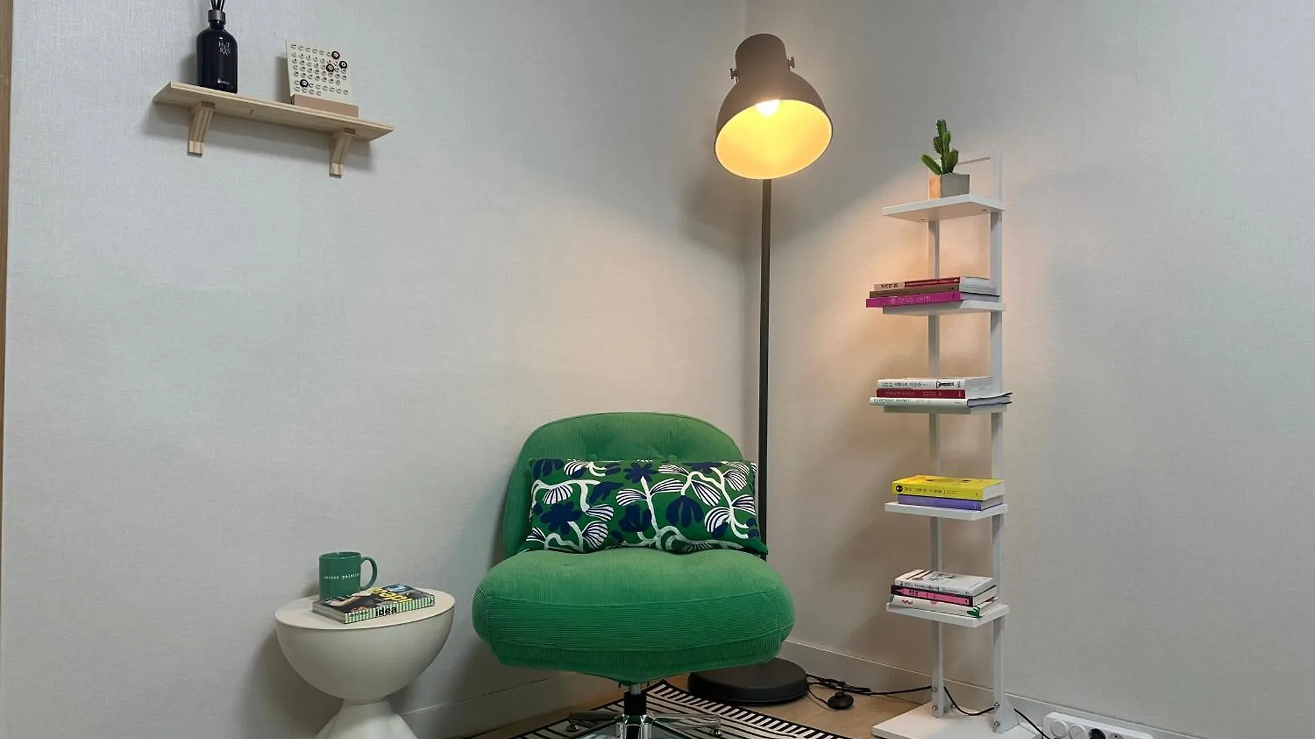 Stay Green, 7 Minutes Walk From Hongdae Entrance Station And Shinchon Station, Spacious Separate Studio Seoul 0*,