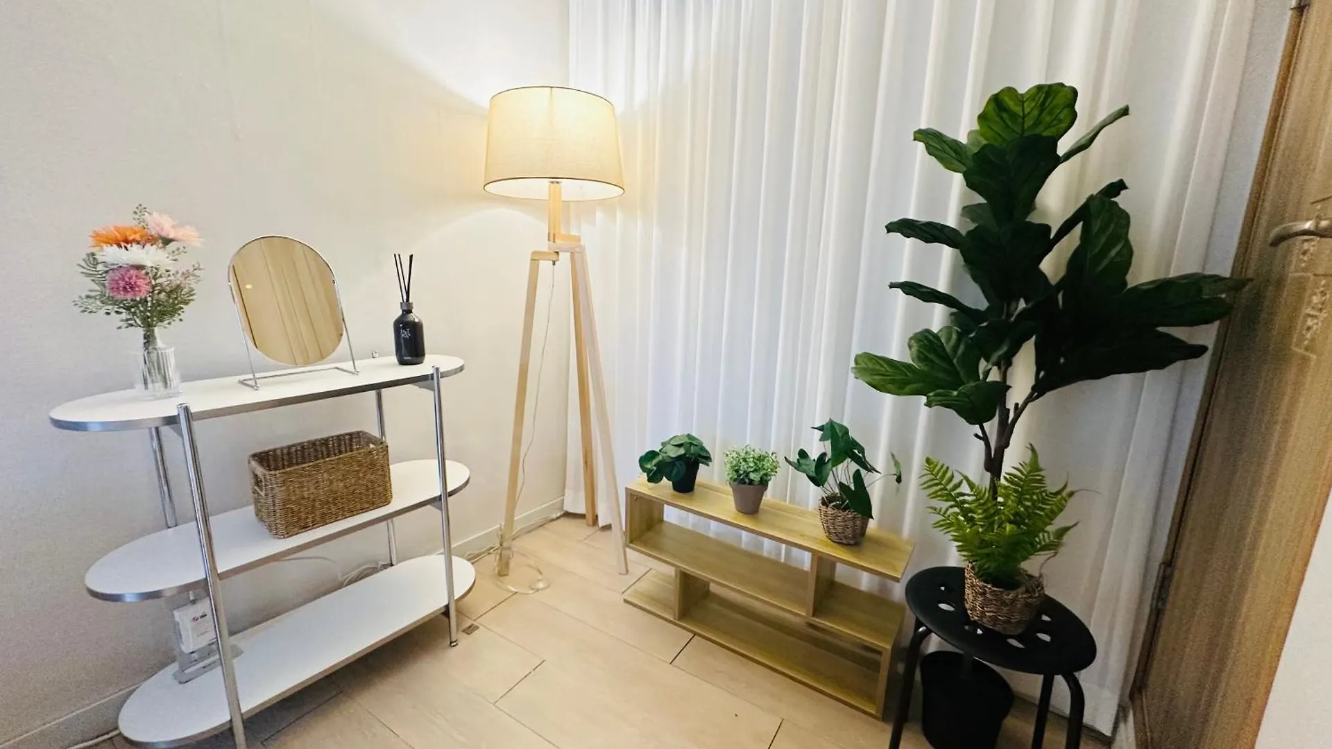 Stay Green, 7 Minutes Walk From Hongdae Entrance Station And Shinchon Station, Spacious Separate Studio Seul